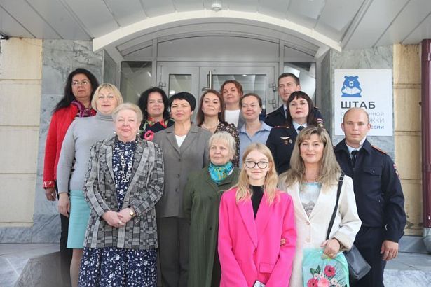 Сотрудники правоохранительных органов поздравляют победителей конкурса социальной рекламы