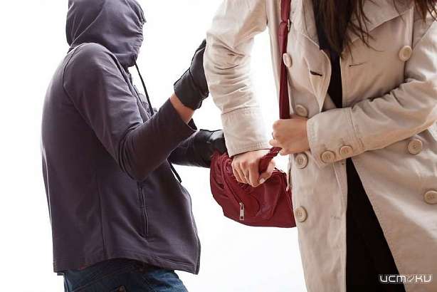 Молодой орловчанин ограбил прохожую на перекрестке