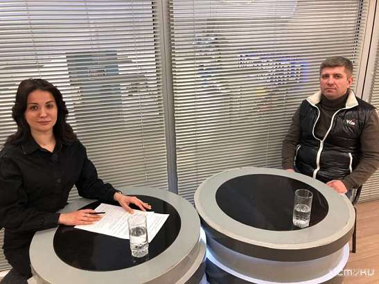 Завтра после выпуска наших новостей смотрите программу "Интервью". На этот раз ее гостем стал старший тренер Орловской сборной по кикбоксингу Андрей Чадин. Он рассказал о достижениях наших спортсменов на чемпионате и первенстве ЦФО, которые недавно заверш