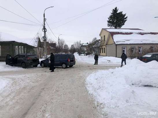 В Орле иномарка протаранила легковушку. Один человек получил травмы