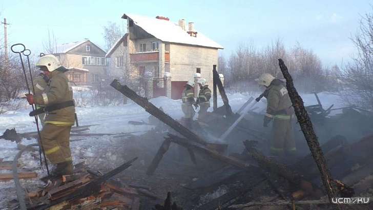 Фоторепортаж: под Орлом дотла сгорел жилой дом