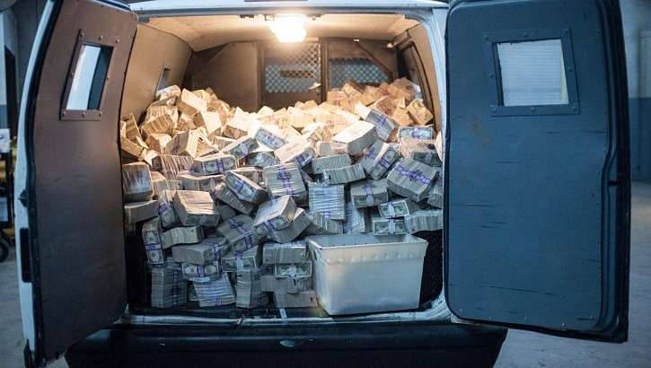 Из орловской ГАЗели пропали 100 долларов США и аккумулятор