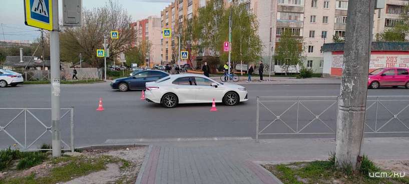 В Орле «Toyota Camry» на пешеходном переходе сбила велосипедиста