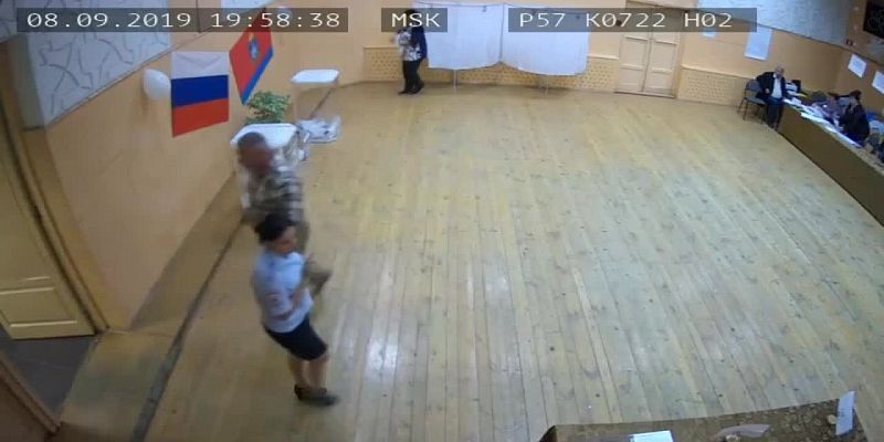 ВИДЕО: Массовые вбросы бюллетеней в Орловской области попали на камеру