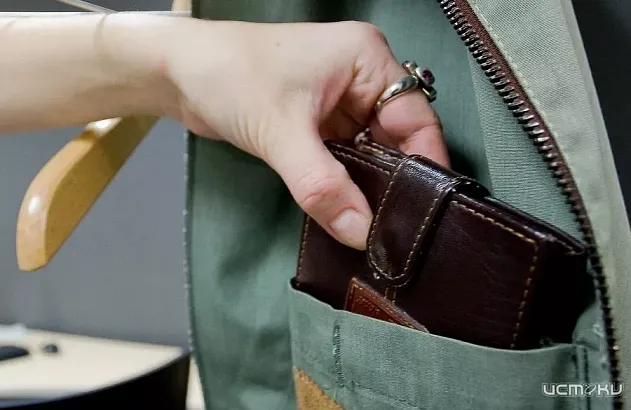 В Ливнах гостья обокрала пенсионера во время застолья