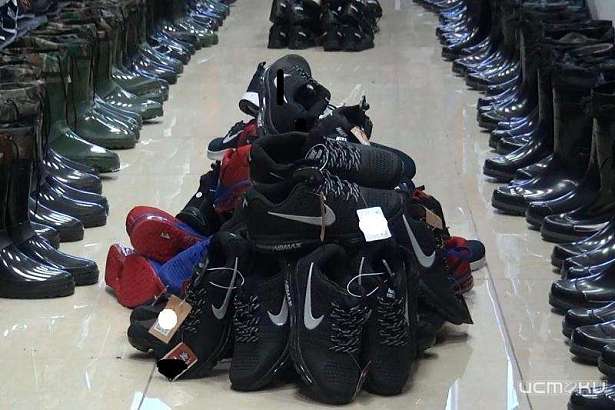 В Орле предпринимателя наказали за контрафактную обувь