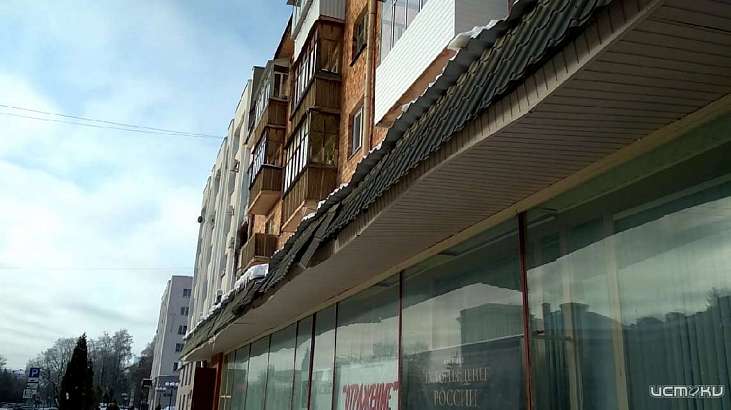 В Орле повредили козырек областного выставочного центра, сбивая наледь