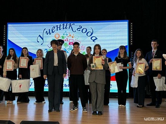 Полина Птицына из Хотынецкой СОШ стала «Учеником года» в Орловской области