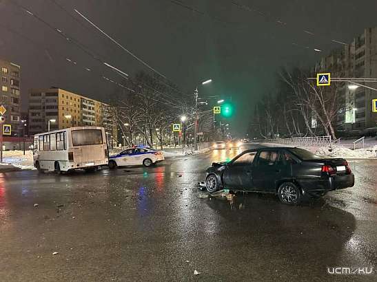 На одном из перекрёстков в Орле маршрутка столкнулась с легковушкой