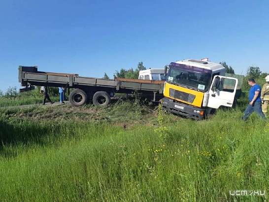 Водитель фуры пострадал, слетев с трассы под Орлом