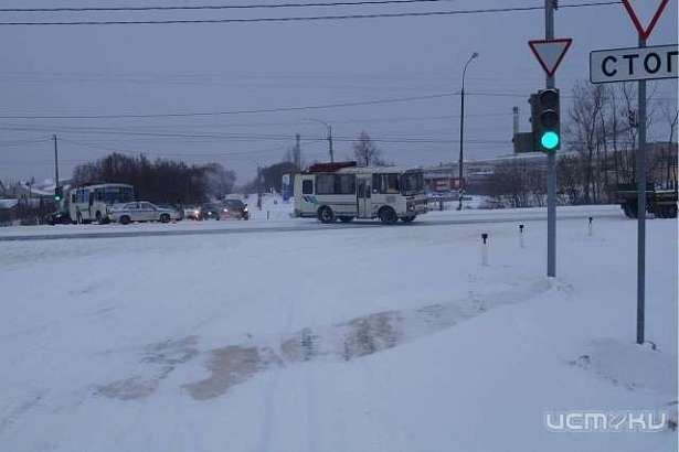 В Орле произошло столкновение "Шкоды" с маршрутным такси