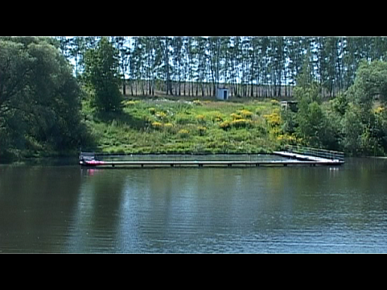 Жители поселка Стрелецкий строят баррикады вокруг единственного пруда 