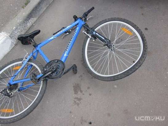 В Орле во дворе одного из домов автомобиль сбил 14-летнюю велосипедистку