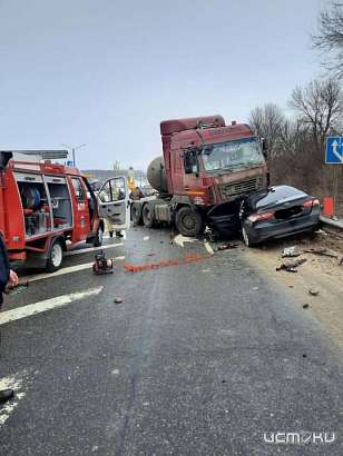 Под Орлом иномарка протаранила фуру с цистерной. Два человека в больнице