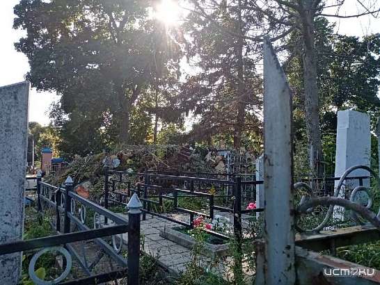 Вопреки обещаниям чиновников Троицкое кладбище Орла утопает в мусоре