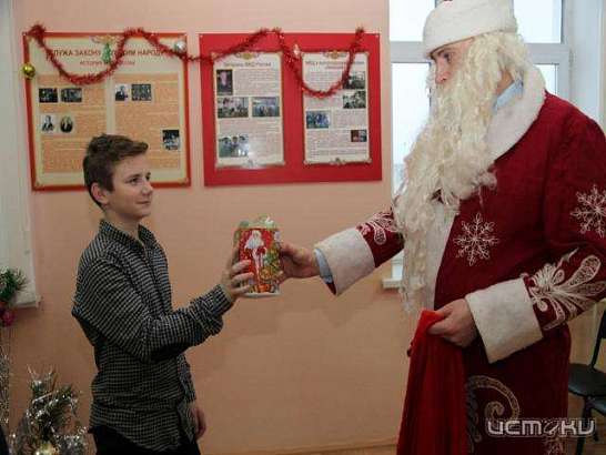 Орловские полицейские поздравили воспитанников Центра временного содержания несовершеннолетних правонарушителей УМВД 
