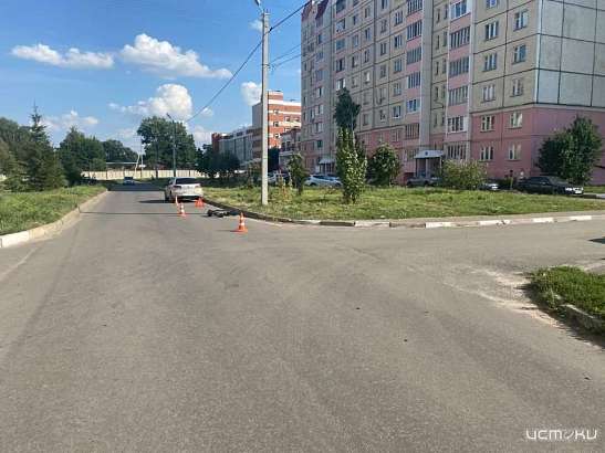 В Орле ребенок на электросамокате угодил под колеса авто