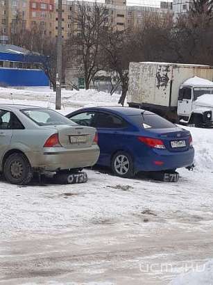 В одном из орловских дворов захватили парковку