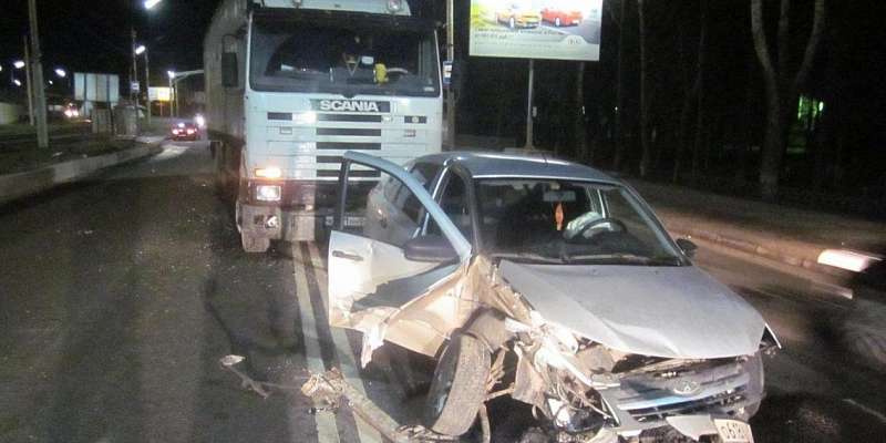 На Кромском шоссе в Орле 20-летний автомобилист на «Ладе» влетел в фуру