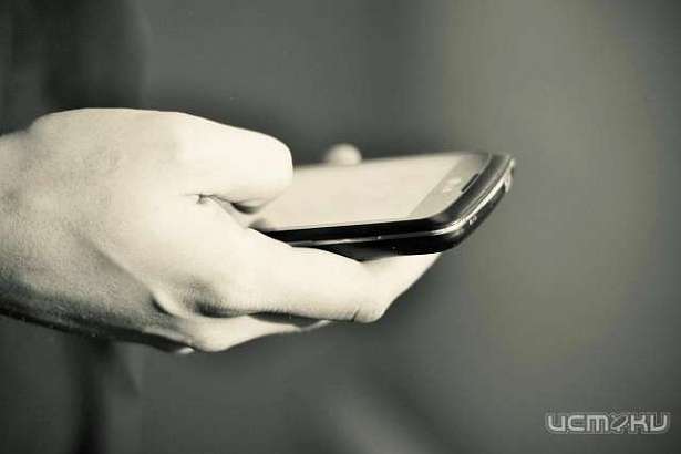 В Малоархангельском районе пенсионер похитил телефон у местной жительницы