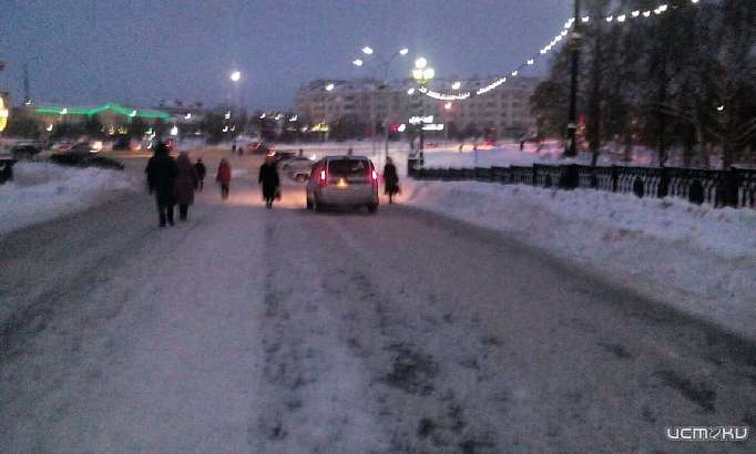 В объективы орловчан попал «гонщик» на Александровском мосту