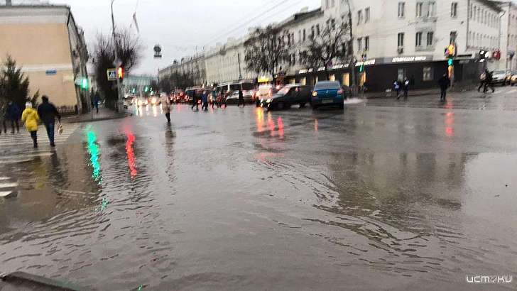Только вплавь: в Орле зебра в районе сквера Ермолова стала труднодоступной для пешеходов