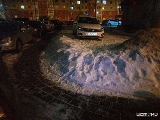 Парковка на газоне по-орловски: в Зареченском микрорайоне жалуются на нарушителей