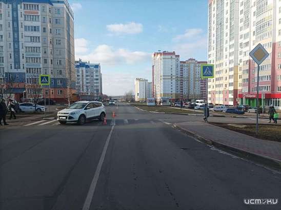 В мкр Зареченском в Орле кроссовер на пешеходном переходе сбил девочку