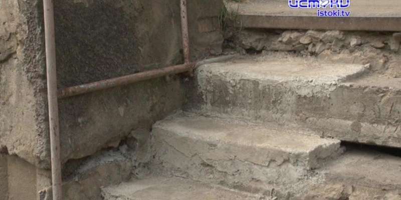 Двор с сюрпризами: жильцы орловской пятиэтажки несколько лет не могут добиться помощи от УК 