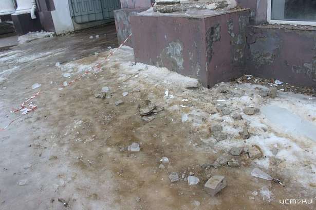 В Орле на ул. Гостиной сосулька упавшая с крыши дома №3 едва не убила подростка В Орле на ул. Гостиной сосулька упавшая с крыши дома №3 едва не убила подростка