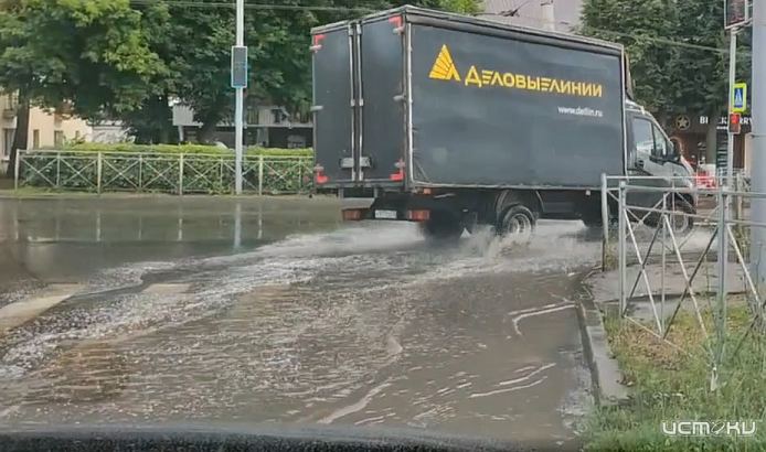 В Орле пешеходный переход у школы № 24 в дождь затапливает и ученики перебегают дорогу в неположенном месте