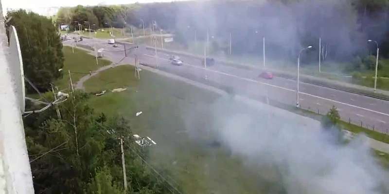 Видео: орловчанка развела костер возле многоэтажки