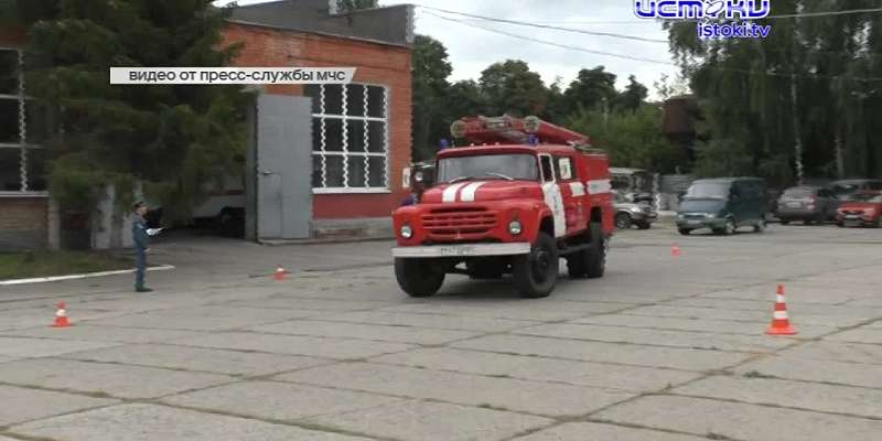 Водители пожарно-спасательных частей Орловской области соревновались в скоростном маневрировании
