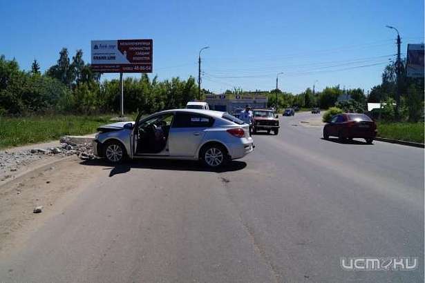 В Лужках пьяный водитель на иномарке снес бетонную опору ЛЭП