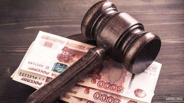 Орловчанке назначили штраф за избиение двух полицейских 