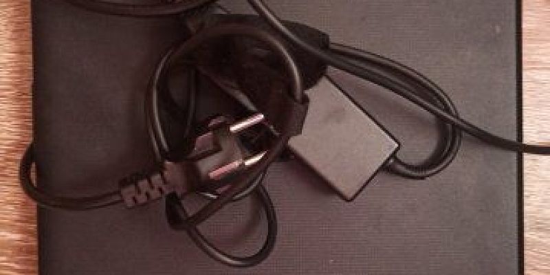 Орловчанин оставил ноутбук заряжаться в магазине и лишился его