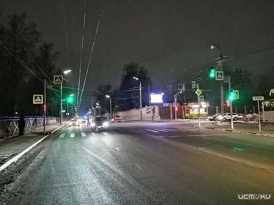 В Орле пенсионер на кроссовере сбил мужчину с ребёнком на руках