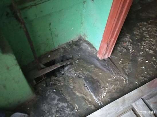 В Орле подъезд дома затопило фекалиями