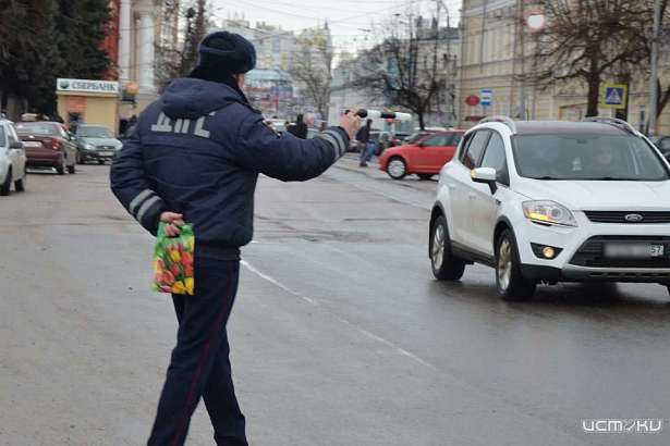 Цветы к празднику: орловчанок за рулем поздравили инспекторы ГИБДД
