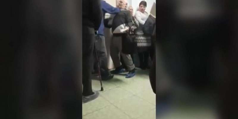 Видео: в Плещеевской ЦРБ в очереди подрались пациенты 