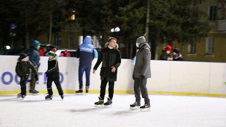 Фотофакт: Клычков покатался на коньках с орловчанами 