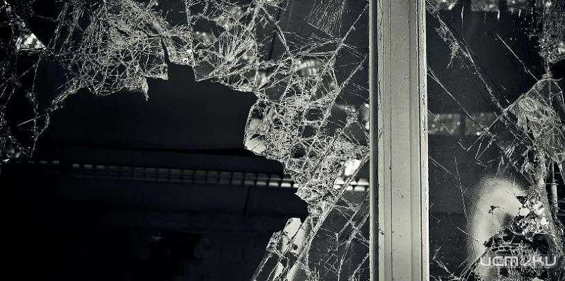 В подъезде одного из орловских домов не осталось целых окон