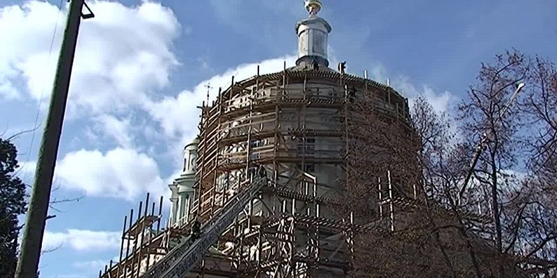 Горели строительные леса: МЧС обнародовало видео с места пожара в Успенском соборе Орла