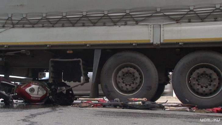 В Орле байкер устроил массовое ДТП с фурой и чудом выжил