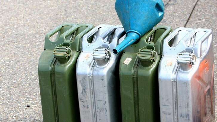 На Орловщине трое мужчин заправили автомобиль чужим бензином