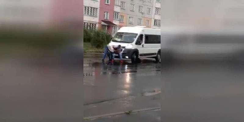 В Орле вместо того, чтобы разнять дерущихся мужчин, молодежь снимала их на видео