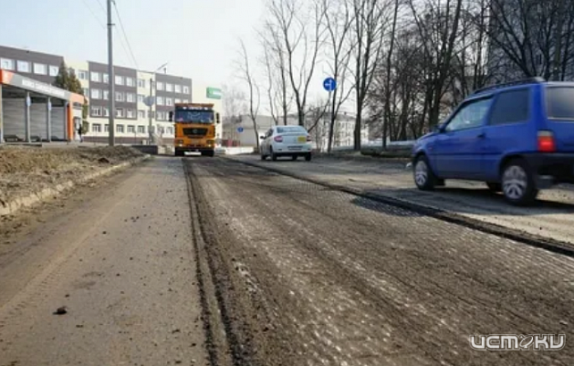 В Орле на ул. Ломоносова вместо вырубленных деревьев высадят клены