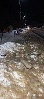 Орловчане присылают фотографии своих тонущих в снегу неубранных улиц