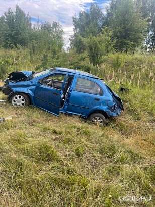 Под Орлом легковушка улетела в кювет и перевернулась