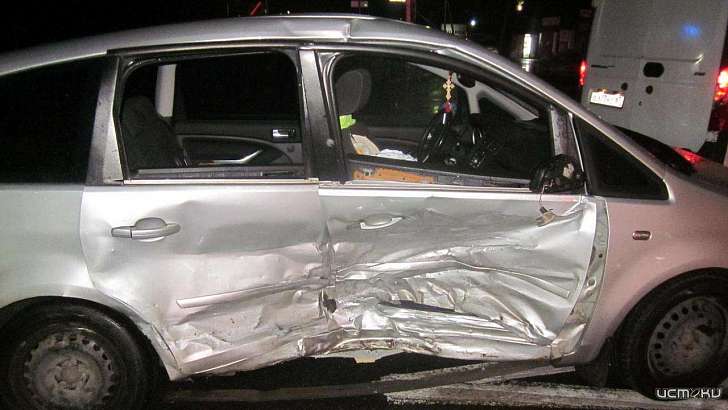 Водитель минивэна устроил тройное ДТП на орловской трассе 